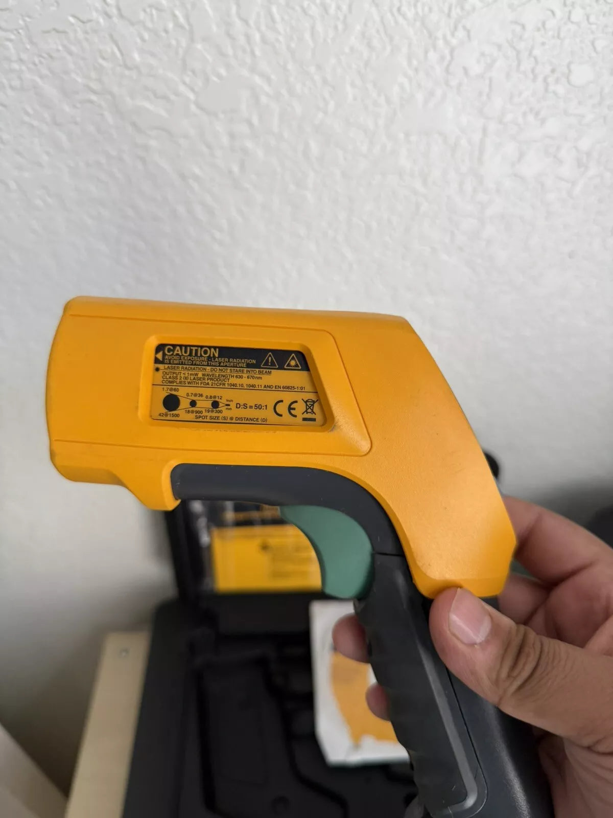 Fluke 568 IR Thermometer with Case and Manual