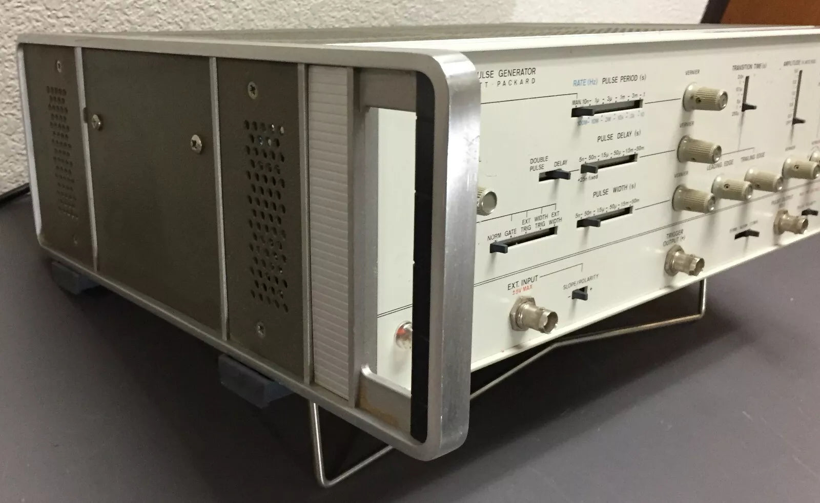 HP 8007B Pulse Generator: Advanced Signal Generation Device