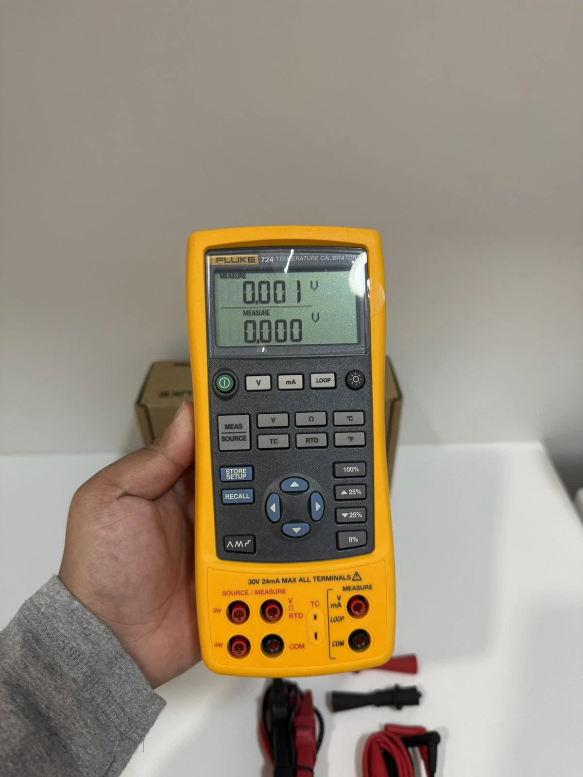 FLUKE 724 Temperature Calibrator Meter - Accurate and Reliable Calibration Tool