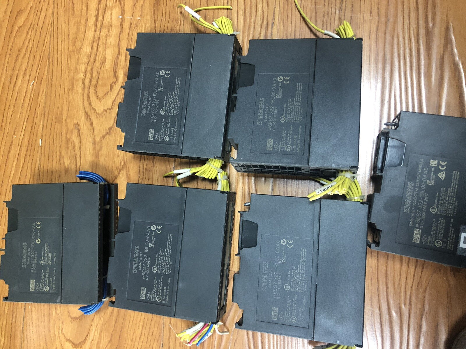 SIEMENS S7 300 SM322 DC - 6ES7322-1BL00-<wbr/>0A0 -- 6ES7 322-1BL00-0A0