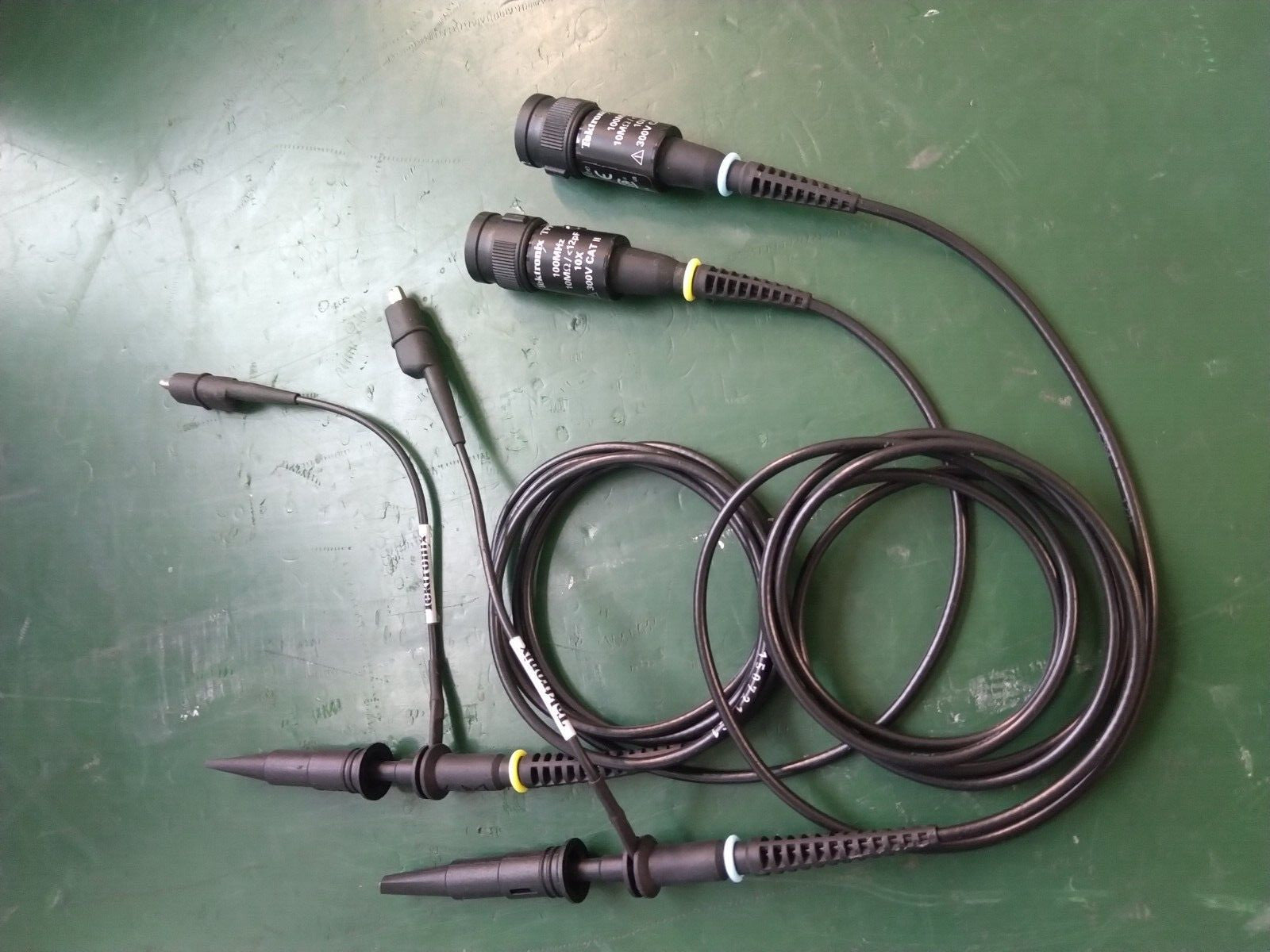Tektronix TPP0100 100MHz Passive Voltage Probe , 10X , 1M Ohms / 13pF - XG eqpt