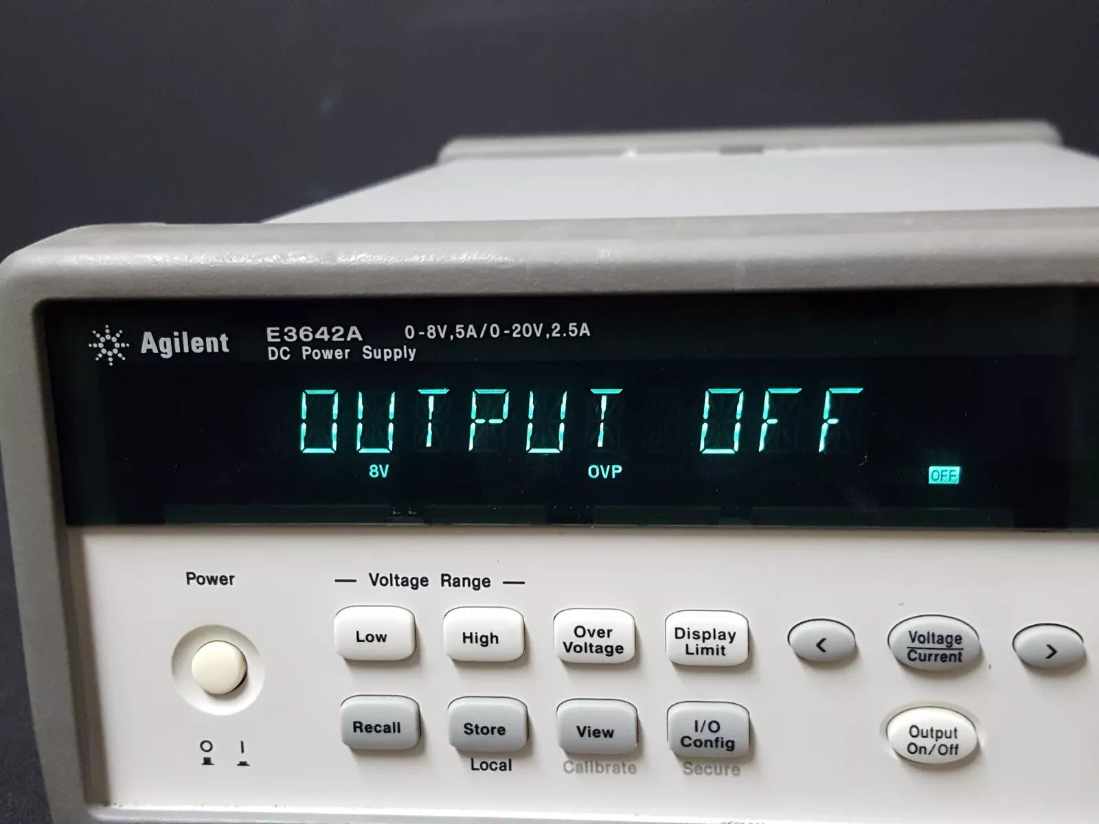 Agilent E3642A: 0-8V, 5A/0-20V, 2.5A DC Power Supply