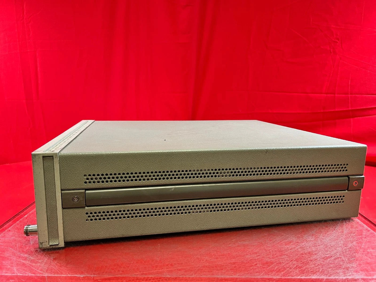 Agilent Keysight 83711B Synthesized CW Generator 1-20GHz SN US37100114 AS-IS