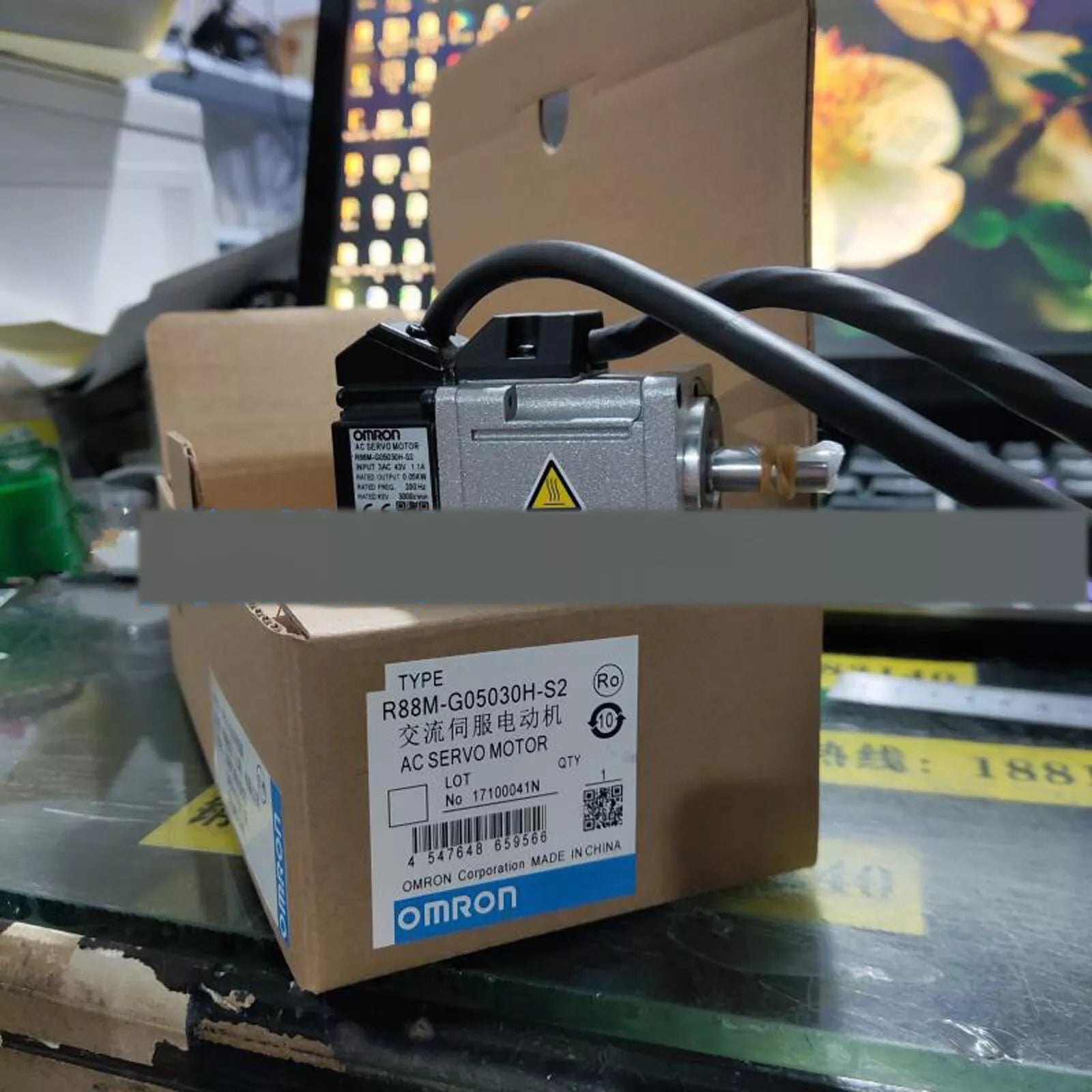 Omron R88M-G05030H-S2 Servo Motor for Precision Control