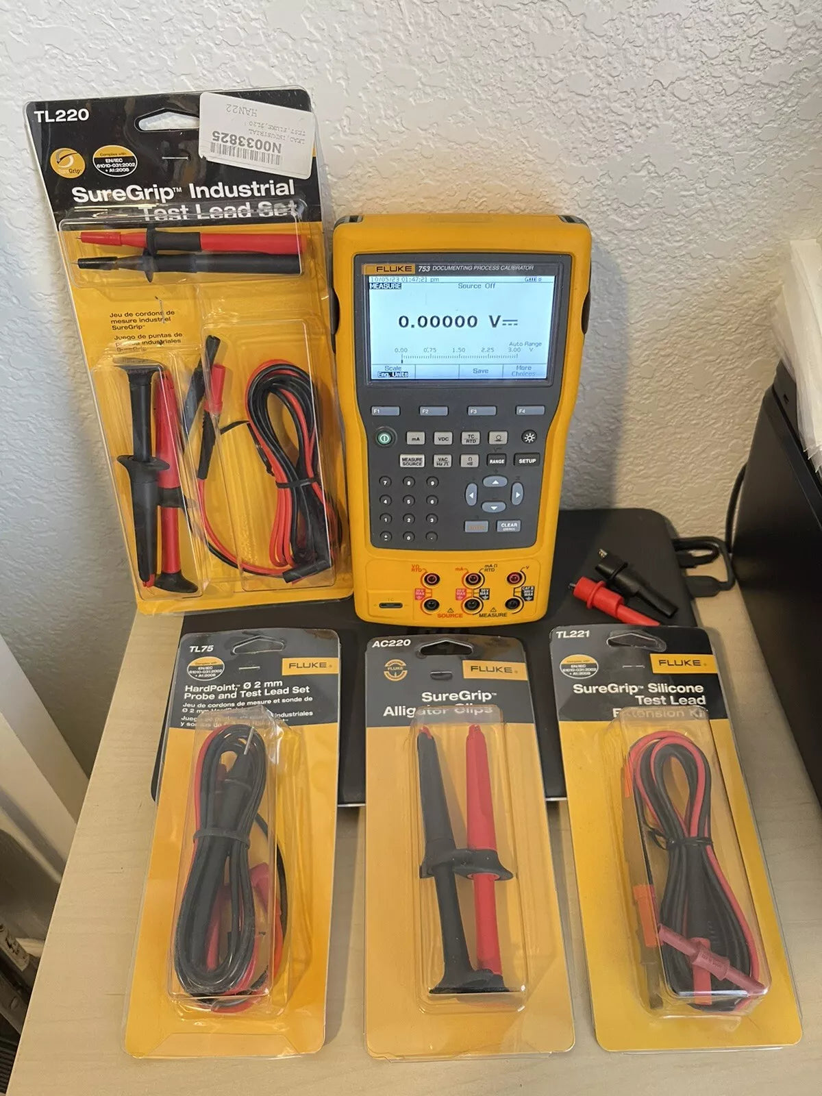 Fluke 753 Multifunction Documenting Process Calibrator with New Accessories