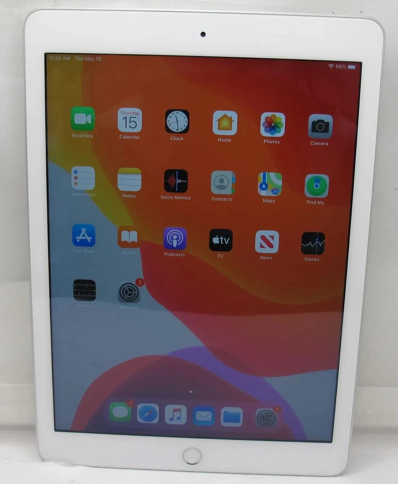 Apple iPad 5th Gen A1822 9.7" 32GB Wi-Fi MP2G2LL/A - Good working