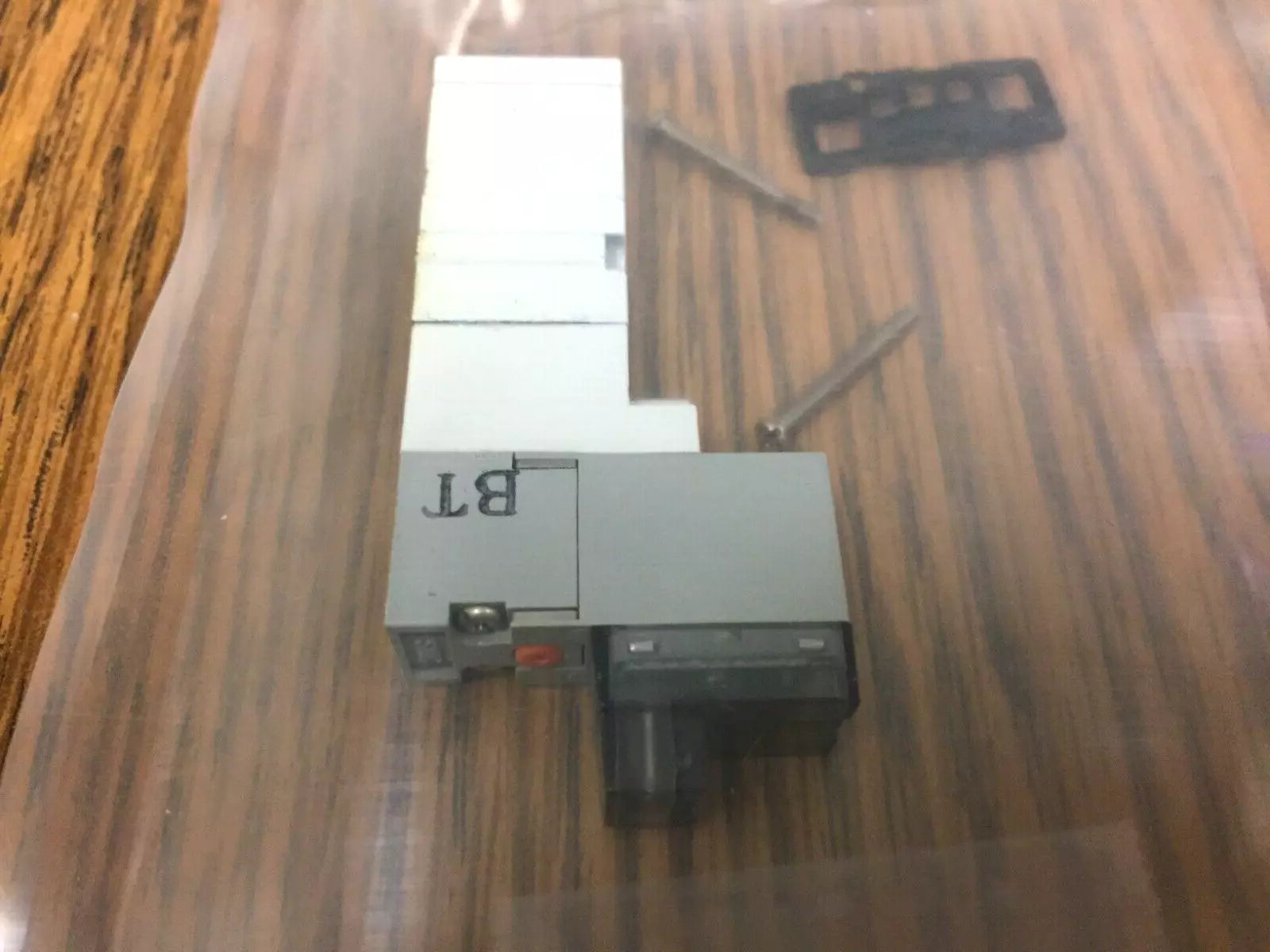 SMC SYJ3133-5LOZ Solenoid Valve - 5 Port, 3 Position, Single Solenoid