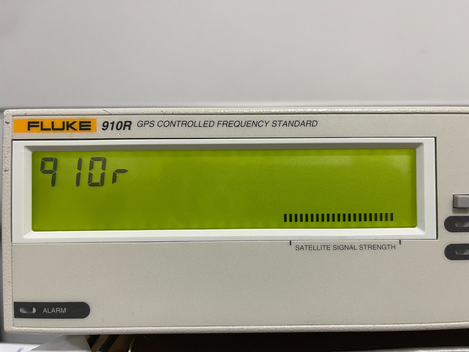 Fluke 910R GPS Controlled Frequency Standard _ 736 - XG eqpt